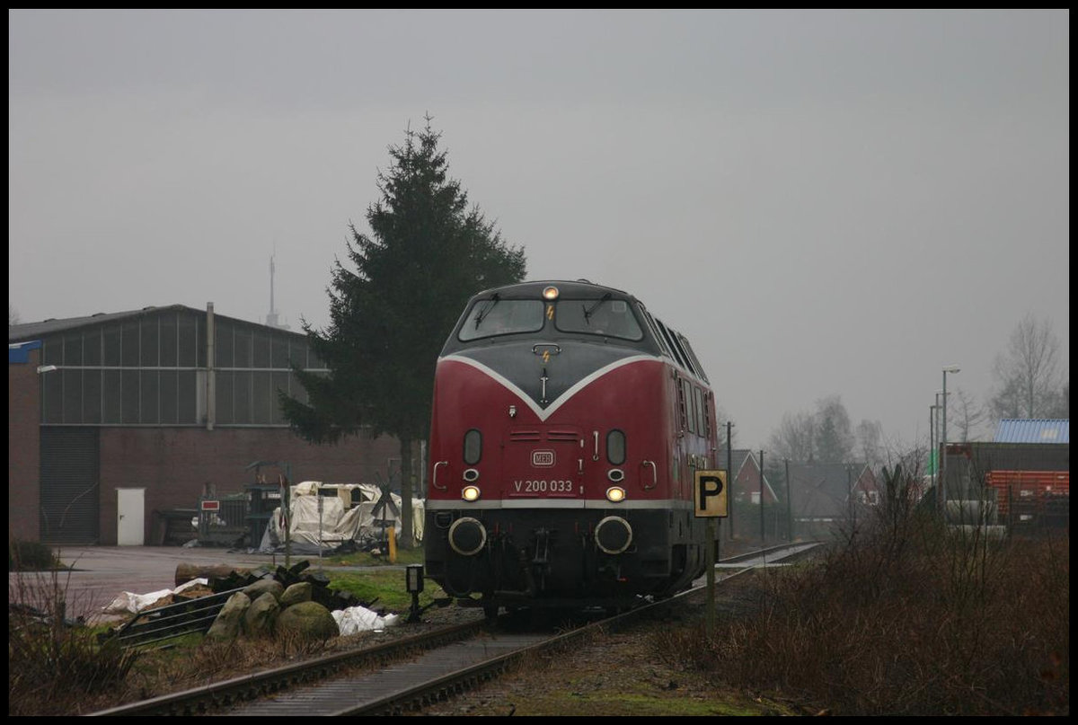 Am 24.2.2007 kam die Hammer V 200033 mit dem musealen Lübeck Büchener Doppelstockzug im Rahmen einer Sonderfahrt nach Friesoythe. Hier sehen wir V 200033 nach dem Abkuppeln in Friesoythe.