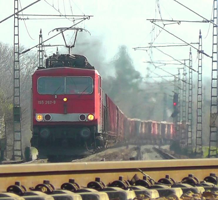 Am 24.3.12 hatte die inzwischen ausgemusterte 155 262 schwer zu schuften.
Sie hatte die Aufgabe einen langen Mischer in Richtung Karlsruhe zu ziehen.
Aufgenommen bei Rastatt.