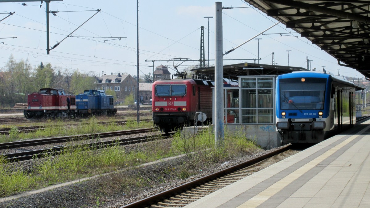 am 24.4.15 hatte ich im Bahnhof Freiberg zufällig die Situation 4 Loks  auf einem Haufen  zu fotografieren, das waren von rechts das Shuttle der Freiberger Eisenbahn Richtung Holzhaus, die 143 355 mit der S-Bahn nach Dresden-Hbf und die beiden Dieselloks der Press 112 565-7 u. 204 036-6