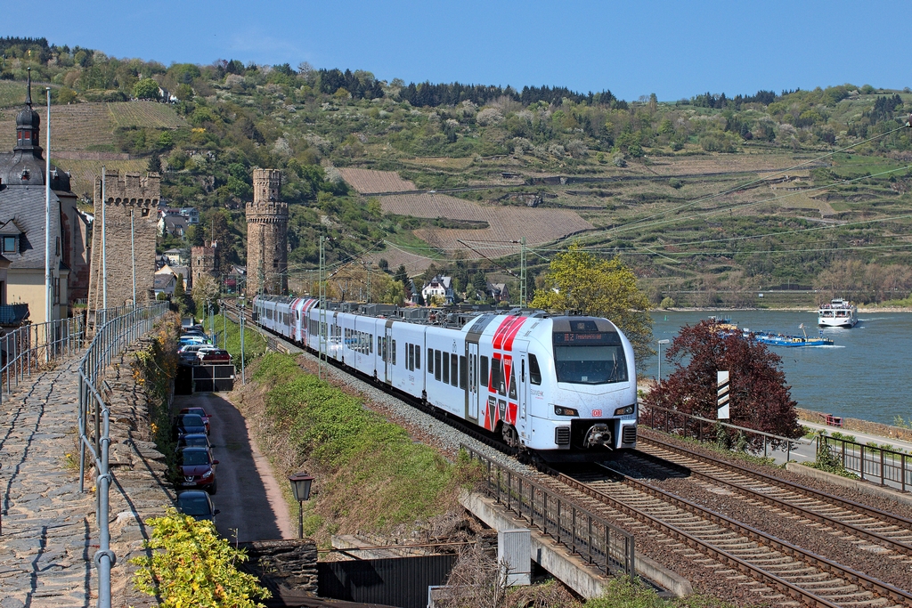 Am 24.4.2015 war auch weiterhin nur ein Süwex-Flirt Doppel auf dem RE 2 unterwegs, auf dem anderen Umlauf half eine 143 mit Dostos aus. Mittags ging es für den Triebwagen durch Oberwesel nach Frankfurt