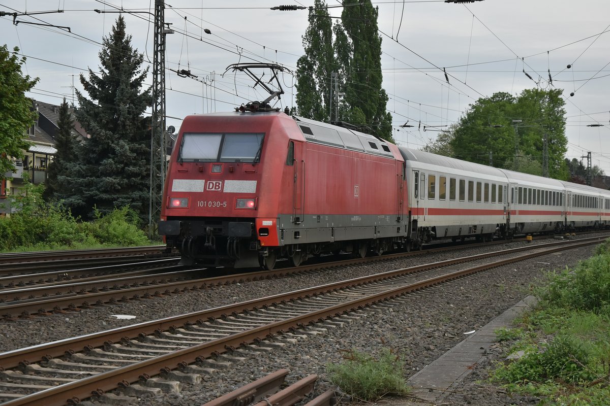 Am 24.4.2018 schiebt die 101 030-5 den IC 2223 gerade aus den Rheydter Hbf gen Aachen Hbf.