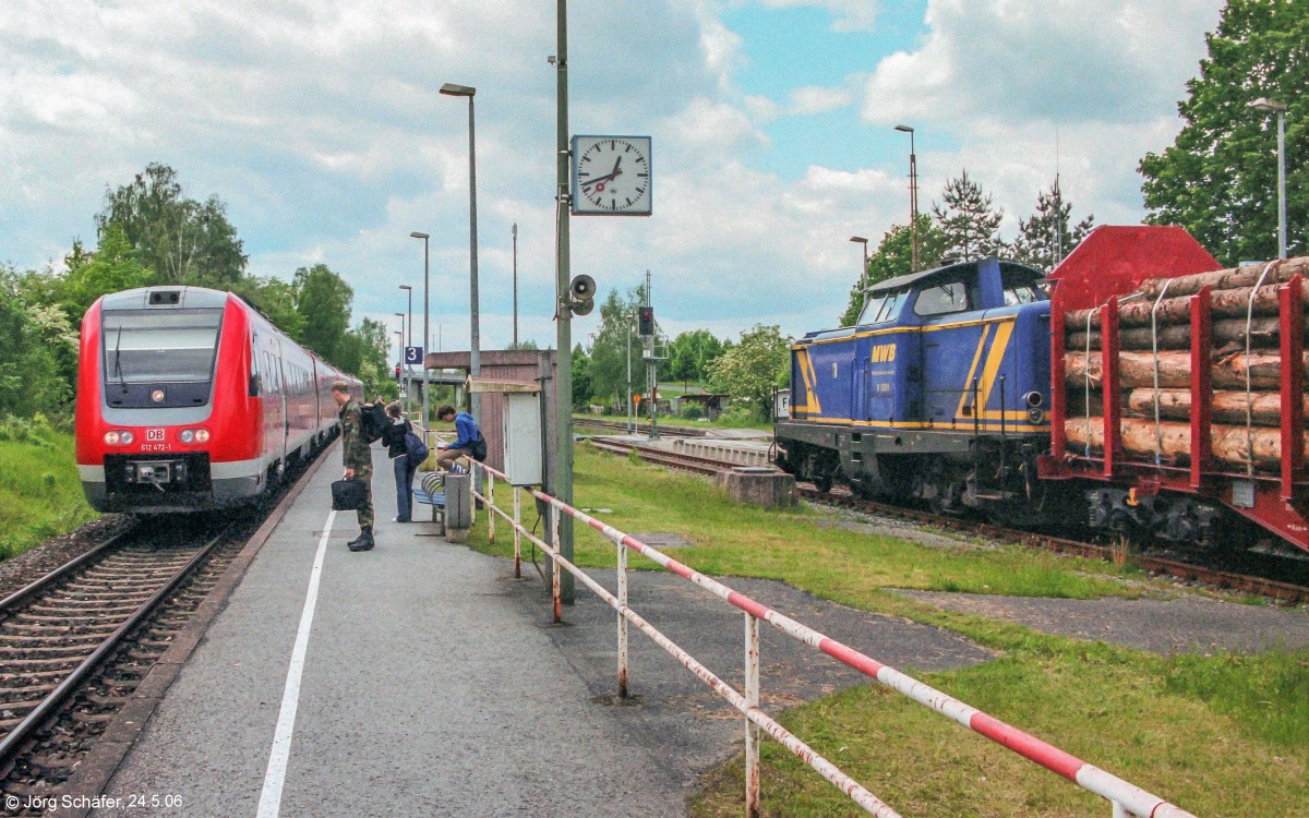 Am 24.5.06 begegneten sich in Mellrichstadt der 612 472 als RE nach Erfurt auf Gleis 3 und die MWB-Lok 135 mit einem Güterzug Richtung Schweinfurt auf Gleis 2.