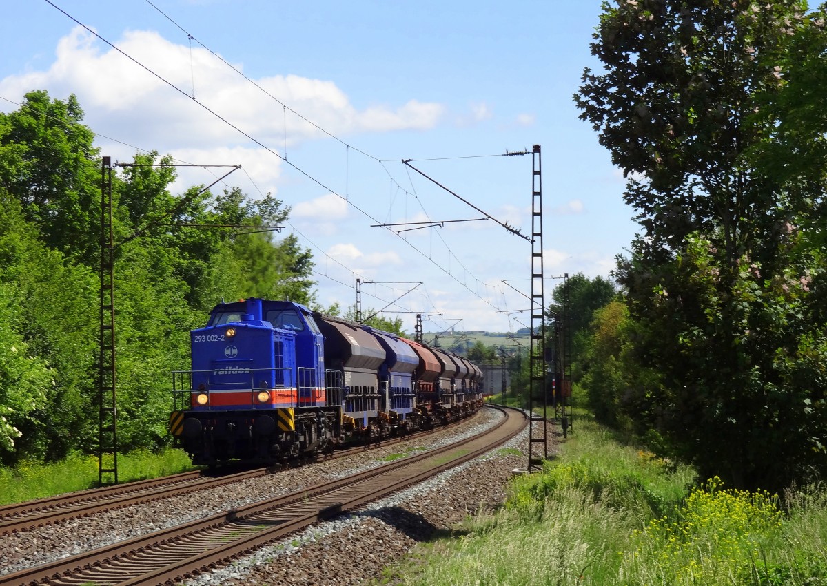 Am 24.5.14 war auch ein Erfurter Bahnunternehmen im Maintal unterwegs. 
Das Unternehmen  Raildox  schickte ihre 293 002 mit Güterzug, welcher aus 15 Wagen besteht, durch das Maintal. 
Aufgenommen bei Thüngersheim. 