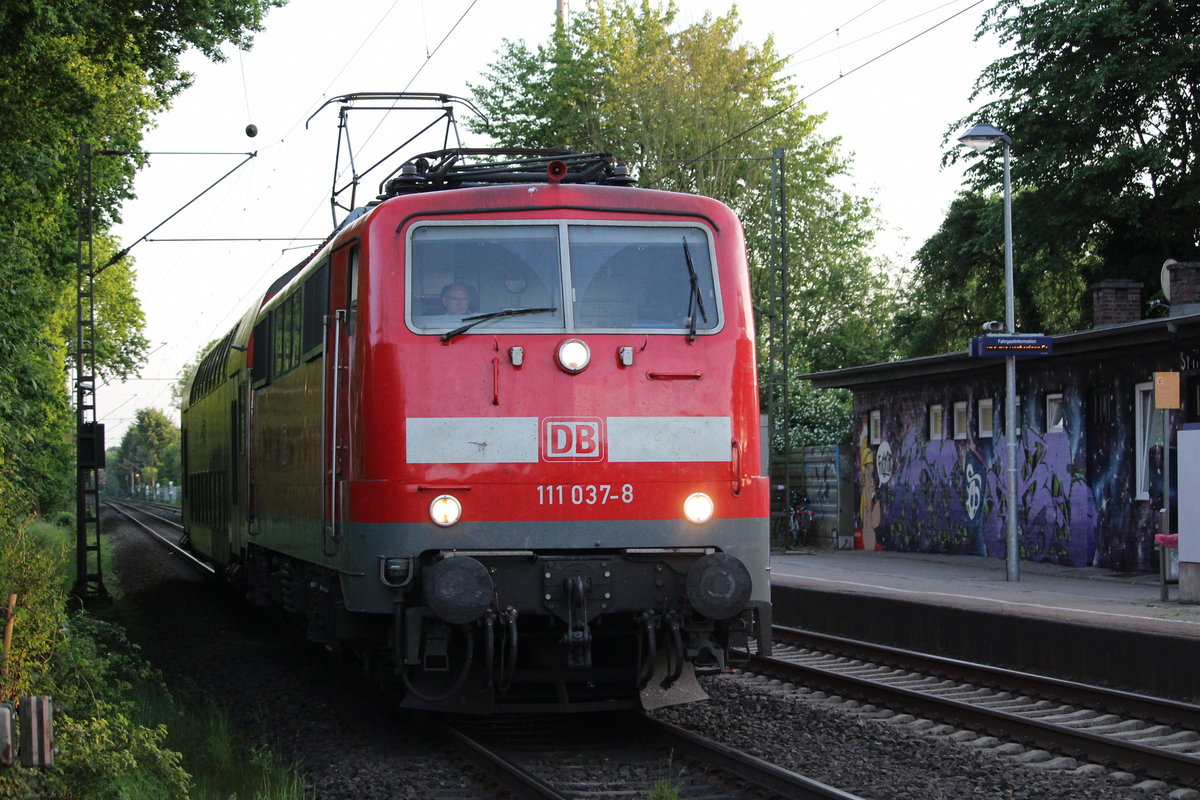 Am 24.5.17 beförderte 111 037 einen Doppelstockwagen durch Sythen, das Ziel der Fuhre hieß Münster.