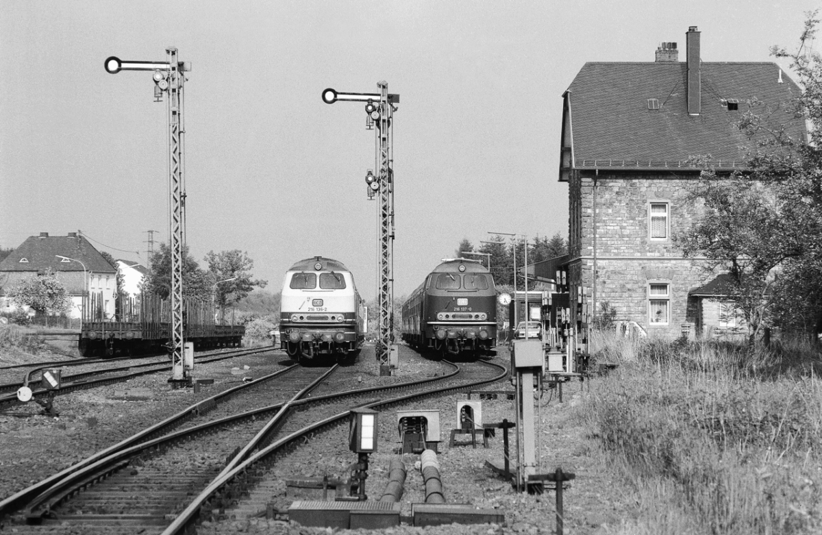 Am 24.5.1986 kreuzt  Heckeneilzug  E 3392 Frankfurt-Limburg-Au(Sieg)-Kln seinen Gegenzug E 3393 in Hachenburg. Zuglok des E 3392 ist die Gieener 216 136, den Gegenzug E 3393 schiebt 216 137, ebenfalls vom BW Gieen.