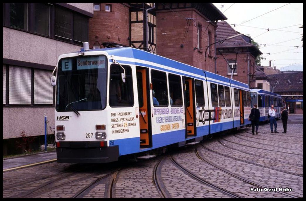 Am 24.5.1990 stand die BDEF Veranstaltung in Heidelberg im Zeichen der dortigen Straßenbahn. Zug 257 war als Sonderzug gechartert, weil er damals ein nagelneues Fahrzeug der HSB war; hier bei der Bereitstellung im Betriebshof. 