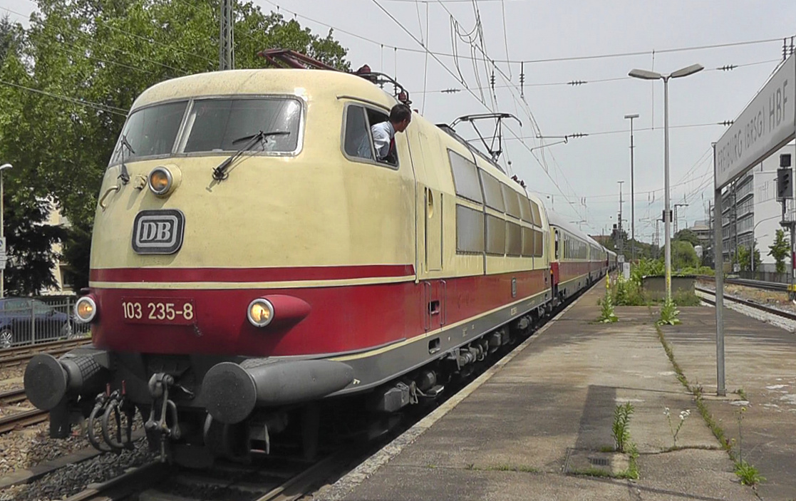 Am 24.6.12 wurde während dem Fest (125 Jahre Höllentalbahn) gefeiert. Dabei kam unter anderem die 103 235 mit ihrer kompletten Rheingold Garnitur angefahren. 
Aufgenommen am Freiburger Hauptbahnhof.