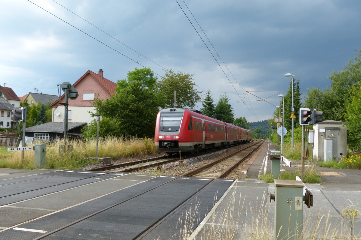 Am 24.7.14 wurde dem RE 3338 wurde in Walhausen aufgelauert. Die Dunklen Gewitterwolken deuten schon auf die baubedingte Sperrung und das baldige ende der 612e auf der Strecke hin