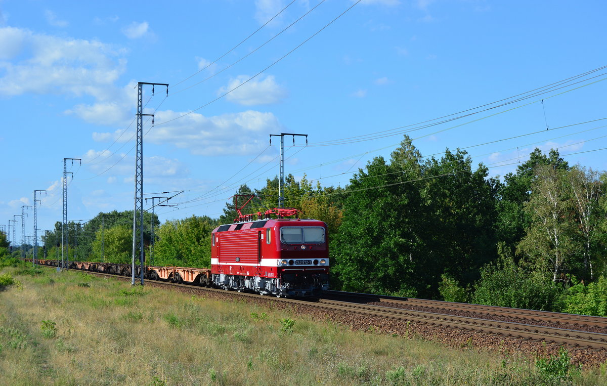 Am 24.7.18 präsentierte sich 243 972-7 wie aus dem Ei gepellt. In ihren vielen Jahren auf der Schiene hat sie einiges mitgemacht ehe sie heute bei DeltaRail unterwegs ist.
Im März 1987 wurde sie unter der Fabriknummer 18972 als 243 223-5 auf der Leipziger Frühjahrsmesse ausgestellt. Am 24.3.1987 erfolte ihre Abnahme und wurde noch im selben Monat an die Deutsche Reichsbahn als 243 223-5 ausgeliefert. Nur knapp 2 Jahre nach der Auslieferung am 18.5.1989 geriet sie in Blankenburg(Meckl) in Brand und wurde am 3.7.1989 z-gestellt. Bis zum 6.10.1989 wurde sie unter Verwendung eines neuen Rahmens mit neuer Fabriknummer wieder aufgebaut. Zum 6.10.1989 wurde sie dann als 243 223-5 im Bw Rostock Hbf ausgemustert und noch am selben Tag wieder unter der Fabriknummer 20971 als 243 972-7 an die Deutsche Reichsbahn ausgeliefert. Noch am Tag der Auslieferung am 6.10.1989 wurde sie im RAW Dessau in Dienst gestellt. Am 1.1.1992 wurde die in 143 972-8 umnummeriert. Am 20.8.1993 wurde ihr LZB eingebaut. Am 1.1.1994 ging sie an DB Traktion und 4 Jahre später am 1.1.1998 an DB Nahverkehr. AM 1.7.1999 ging sie dann zu DB Regio. Am 27.8.2001 wurde sie mit ZWS/ZDS/FMZ/SAT/TAV und GPS-FIS ausgestattet. Am 1.1.2007 bekam sie ihre NVR Nummer 91 80 6143 972-8 D-DB. Zum 23.9.2009 wurde sie dann in 143 972 umbenannt. Am 14.12.2016 wurde sie dann am DB Cargo vermietet und war seither auch wieder vor Güterzügen aktiv. Bis zum 28.9.2017 sollte sie bei DB cargo bleiben wurde jedoch schon am 11.7.2017 abgestellt und am 16.11.2017 z-gestellt. Im Januar 2018 wurde sie in Halle ausgemustert. Am 10.1.2018 übernahm DeltaRail die 143 972 und übernahm sie unter alter Nummer als 243 972. Seit dem 16.7.18 ist sie wieder im originalen Reichsbahn Farbkleid in Bordeux rot anzutreffen und glänzt seither vor Güterzügen. Hier zieht sie einem kompletten Containerleerzug durch Berlin Wuhlheide gen Frankfurt Oder.

Berlin 24.07.2018