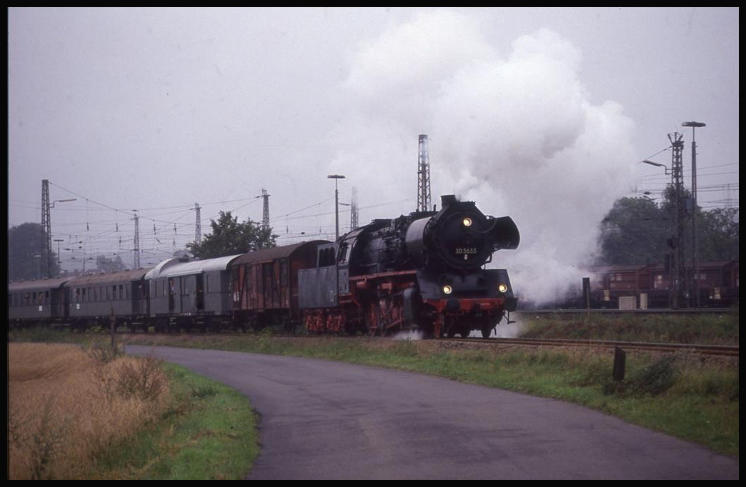 Am 24.7.1993 hat 503655 gerade mit ihrem ET Personenzug den Bahnhof Lengerich verlassen und fährt hier in Richtung BW Lengerich Hohne.