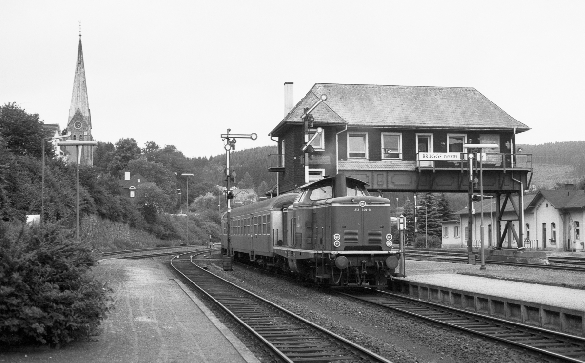 Am 24.9.1981 waren die Gleisanlagen in Brügge noch vollständig. 212 308 fährt nach Lüdenscheid aus.