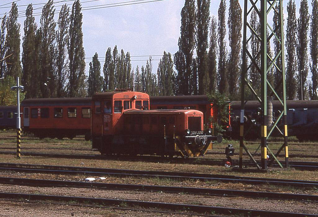 Am 24.9.1999 rangierte im Bahnhof Pecs noch diese alte Stangen Diesellok
der MAV. Sie trug die Nummer M28 2010. 