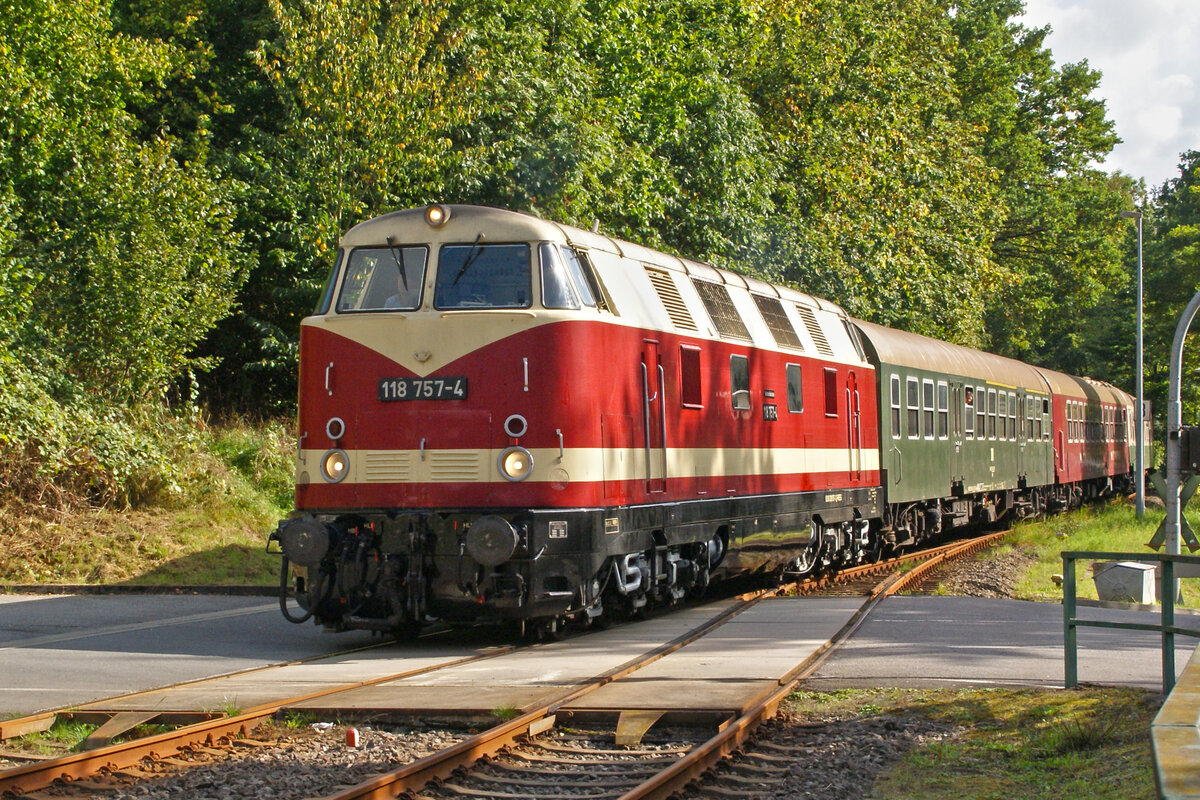 Am 24.9.23 war 118 757 mit einem Sonderzug unterwegs, hier bei der Einfahrt in den Bahnhof Hennersdorf (Sachsen) Richtung Flöha.
