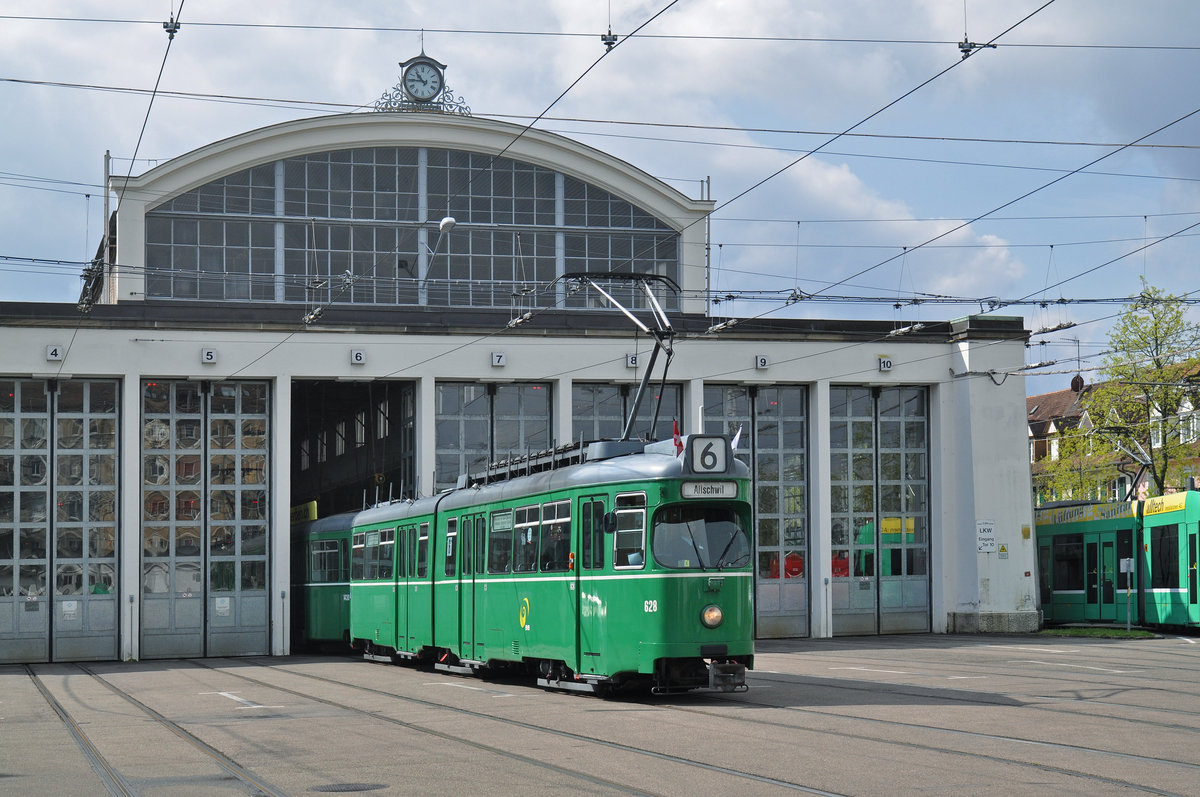 Am 24.April 2016 fand die Abschiedsfahrt für die Düwag, die das Straßenbild seit 1968 prägen, statt. Auf der Linie 6 Kurs 5 wurde der Düwag 628 zusammen mit dem B 1430, der älteste B4 der noch im Linieneinsatz steht, auf die Reise geschickt. Hier verlässt die Komposition das Depot Allschwilerstrasse. Zum Schluss möchte ich mich bei den beiden Wagenführern ganz herzlich bedanken für ihre Geduld, die sie uns Fotografen entgegenbrachten.