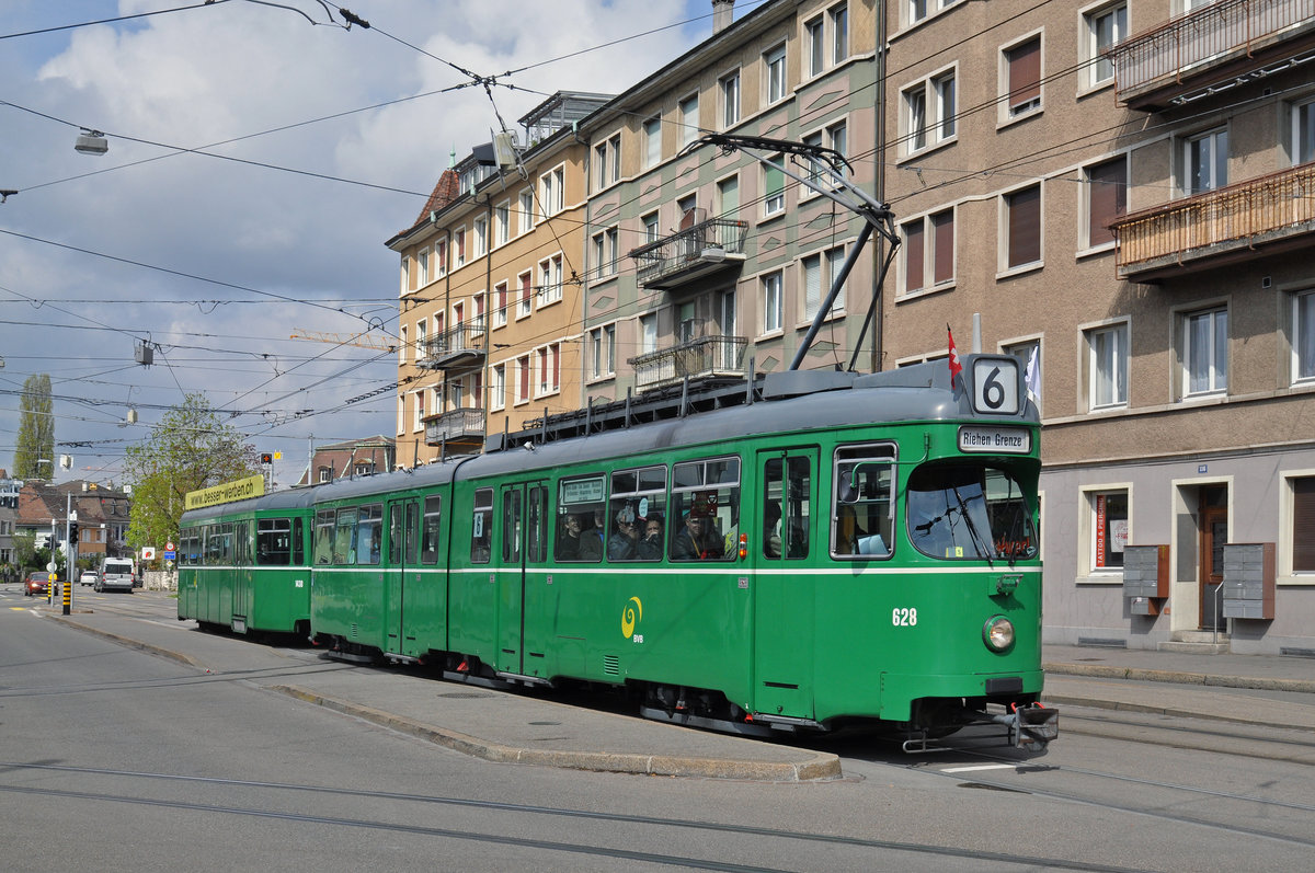 Am 24.April 2016 fand die Abschiedsfahrt für die Düwag, die das Straßenbild seit 1968 prägen, statt. Auf der Linie 6 Kurs 5 wurde der Düwag 628 zusammen mit dem B 1430, der älteste B4 der noch im Linieneinsatz steht, auf die Reise geschickt. Hier bedient die Komposition die Haltestelle Morgartenring. Zum Schluss möchte ich mich bei den beiden Wagenführern ganz herzlich bedanken für ihre Geduld, die sie uns Fotografen entgegenbrachten.