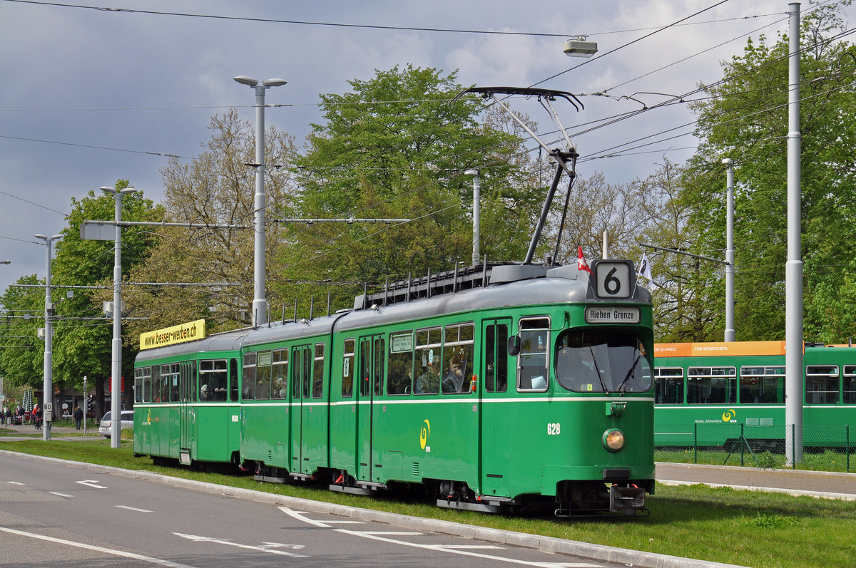 Am 24.April 2016 fand die Abschiedsfahrt für die Düwag, die das Straßenbild seit 1968 prägen, statt. Auf der Linie 6 Kurs 5 wurde der Düwag 628 zusammen mit dem B 1430, der älteste B4 der noch im Linieneinsatz steht, auf die Reise geschickt. Hier fährt der Zug an der Schlaufe beim Eglisee vorbei Richtung Haltestelle Habermatten. Zum Schluss möchte ich mich bei den beiden Wagenführern ganz herzlich bedanken für ihre Geduld, die sie uns Fotografen entgegenbrachten.