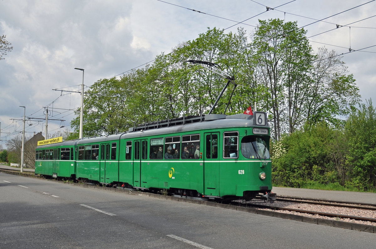 Am 24.April 2016 fand die Abschiedsfahrt für die Düwag, die das Straßenbild seit 1968 prägen, statt. Auf der Linie 6 Kurs 5 wurde der Düwag 628 zusammen mit dem B 1430, der älteste B4 der noch im Linieneinsatz steht, auf die Reise geschickt. Hier fährt der Zug zur Haltestelle Bettingerstrasse. Zum Schluss möchte ich mich bei den beiden Wagenführern ganz herzlich bedanken für ihre Geduld, die sie uns Fotografen entgegenbrachten.