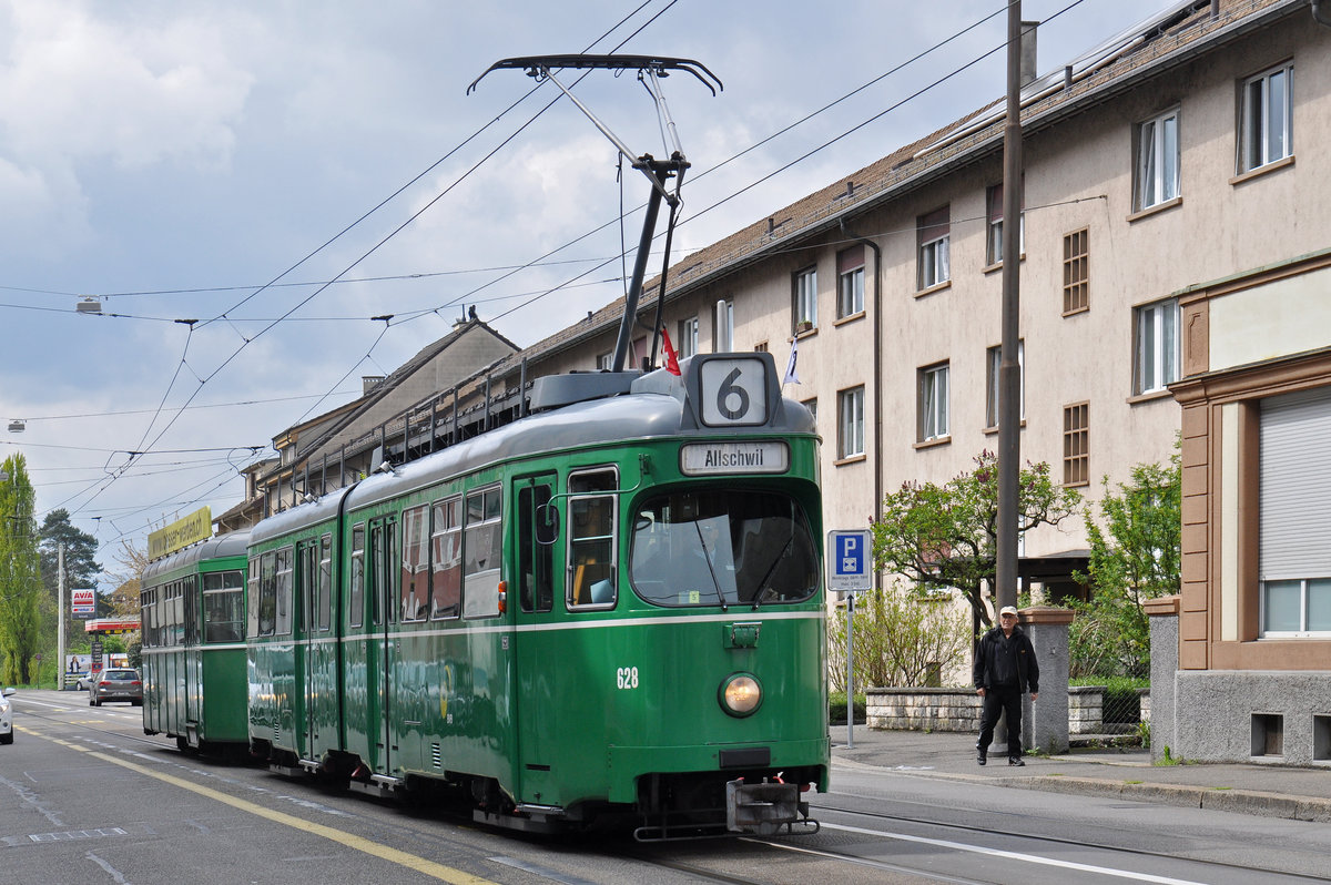 Am 24.April 2016 fand die Abschiedsfahrt für die Düwag, die das Straßenbild seit 1968 prägen, statt. Auf der Linie 6 Kurs 5 wurde der Düwag 628 zusammen mit dem B 1430, der älteste B4 der noch im Linieneinsatz steht, auf die Reise geschickt. Hier fährt der Zug zur Endstation an der Riehen Grenze. Zum Schluss möchte ich mich bei den beiden Wagenführern ganz herzlich bedanken für ihre Geduld, die sie uns Fotografen entgegenbrachten.