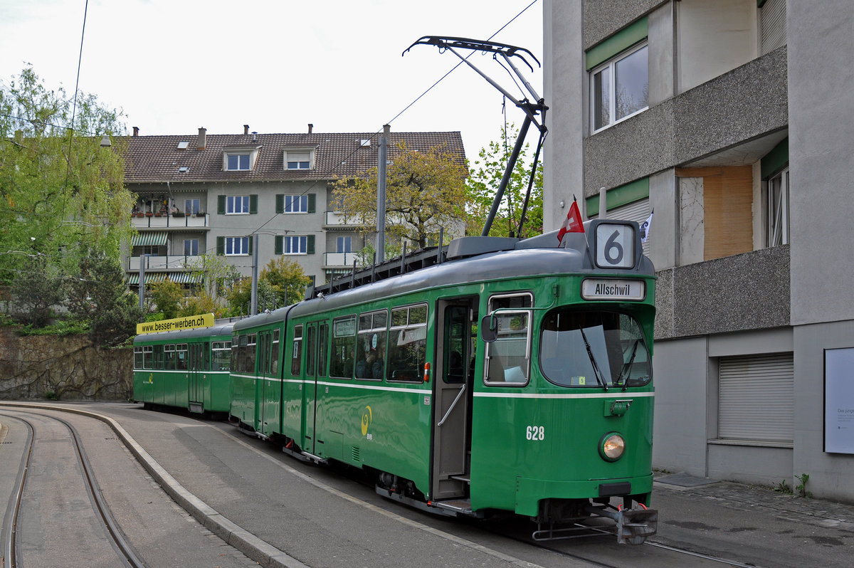 Am 24.April 2016 fand die Abschiedsfahrt für die Düwag, die das Straßenbild seit 1968 prägen, statt. Auf der Linie 6 Kurs 5 wurde der Düwag 628 zusammen mit dem B 1430, der älteste B4 der noch im Linieneinsatz steht, auf die Reise geschickt. Hier steht der Zug an der Endstation Riehen Grenze. Zum Schluss möchte ich mich bei den beiden Wagenführern ganz herzlich bedanken für ihre Geduld, die sie uns Fotografen entgegenbrachten.