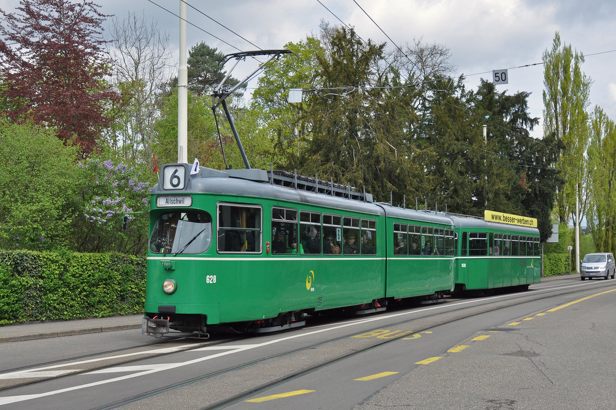 Am 24.April 2016 fand die Abschiedsfahrt für die Düwag, die das Straßenbild seit 1968 prägen, statt. Auf der Linie 6 Kurs 5 wurde der Düwag 628 zusammen mit dem B 1430, der älteste B4 der noch im Linieneinsatz steht, auf die Reise geschickt. Hier fährt der Zug zur Haltestelle Weilstrasse. Zum Schluss möchte ich mich bei den beiden Wagenführern ganz herzlich bedanken für ihre Geduld, die sie uns Fotografen entgegenbrachten.