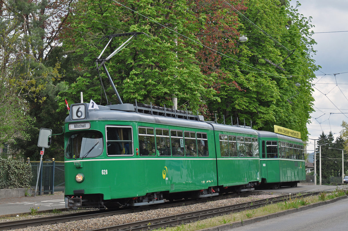 Am 24.April 2016 fand die Abschiedsfahrt für die Düwag, die das Straßenbild seit 1968 prägen, statt. Auf der Linie 6 Kurs 5 wurde der Düwag 628 zusammen mit dem B 1430, der älteste B4 der noch im Linieneinsatz steht, auf die Reise geschickt. Hier fährt der Zug zur Haltestelle Niederholzboden. Zum Schluss möchte ich mich bei den beiden Wagenführern ganz herzlich bedanken für ihre Geduld, die sie uns Fotografen entgegenbrachten.
