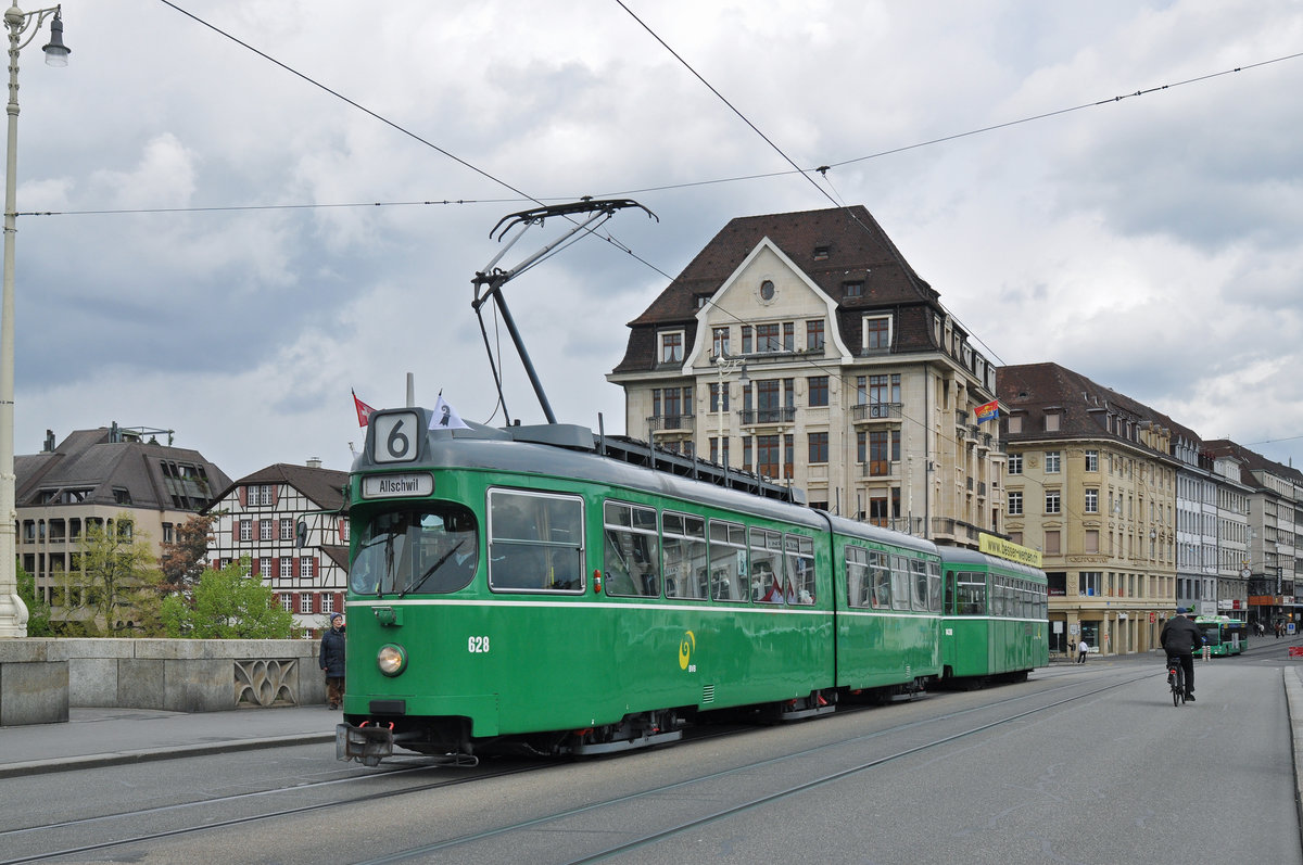 Am 24.April 2016 fand die Abschiedsfahrt für die Düwag, die das Straßenbild seit 1968 prägen, statt. Auf der Linie 6 Kurs 5 wurde der Düwag 628 zusammen mit dem B 1430, der älteste B4 der noch im Linieneinsatz steht, auf die Reise geschickt. Hier überquert der Zug die Mittlere Rheinbrücke. Zum Schluss möchte ich mich bei den beiden Wagenführern ganz herzlich bedanken für ihre Geduld, die sie uns Fotografen entgegenbrachten.