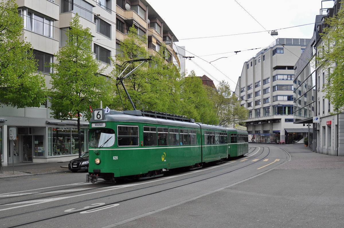 Am 24.April 2016 fand die Abschiedsfahrt für die Düwag, die das Straßenbild seit 1968 prägen, statt. Auf der Linie 6 Kurs 5 wurde der Düwag 628 zusammen mit dem B 1430, der älteste B4 der noch im Linieneinsatz steht, auf die Reise geschickt. Hier fährt der Zug zur Haltestelle an der Heuwaage. Zum Schluss möchte ich mich bei den beiden Wagenführern ganz herzlich bedanken für ihre Geduld, die sie uns Fotografen entgegenbrachten.