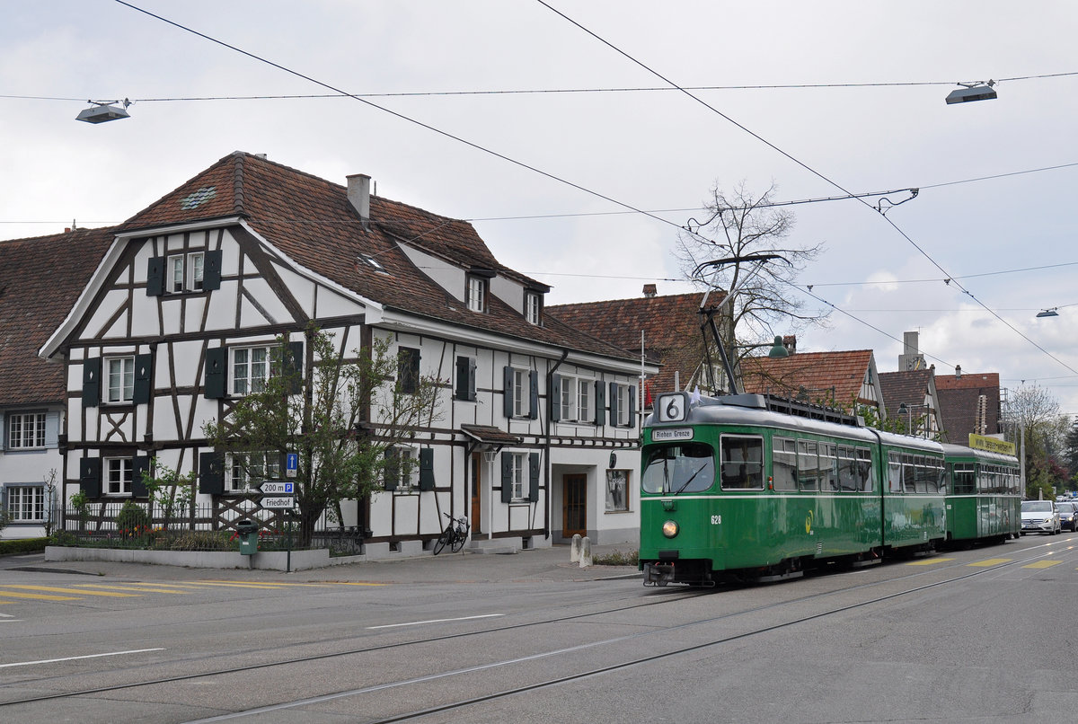 Am 24.April 2016 fand die Abschiedsfahrt für die Düwag, die das Straßenbild seit 1968 prägen, statt. Auf der Linie 6 Kurs 5 wurde der Düwag 628 zusammen mit dem B 1430, der älteste B4 der noch im Linieneinsatz steht, auf die Reise geschickt. Hier fährt die Komposition zur Endstation in Allschwil. Zum Schluss möchte ich mich bei den beiden Wagenführern ganz herzlich bedanken für ihre Geduld, die sie uns Fotografen entgegenbrachten.