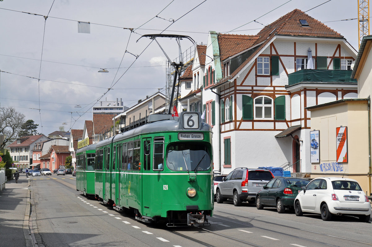 Am 24.April 2016 fand die Abschiedsfahrt für die Düwag, die das Straßenbild seit 1968 prägen, statt. Auf der Linie 6 Kurs 5 wurde der Düwag 628 zusammen mit dem B 1430, der älteste B4 der noch im Linieneinsatz steht, auf die Reise geschickt. Hier fährt der Zug zur Haltestelle Morgartenring. Zum Schluss möchte ich mich bei den beiden Wagenführern ganz herzlich bedanken für ihre Geduld, die sie uns Fotografen entgegenbrachten.