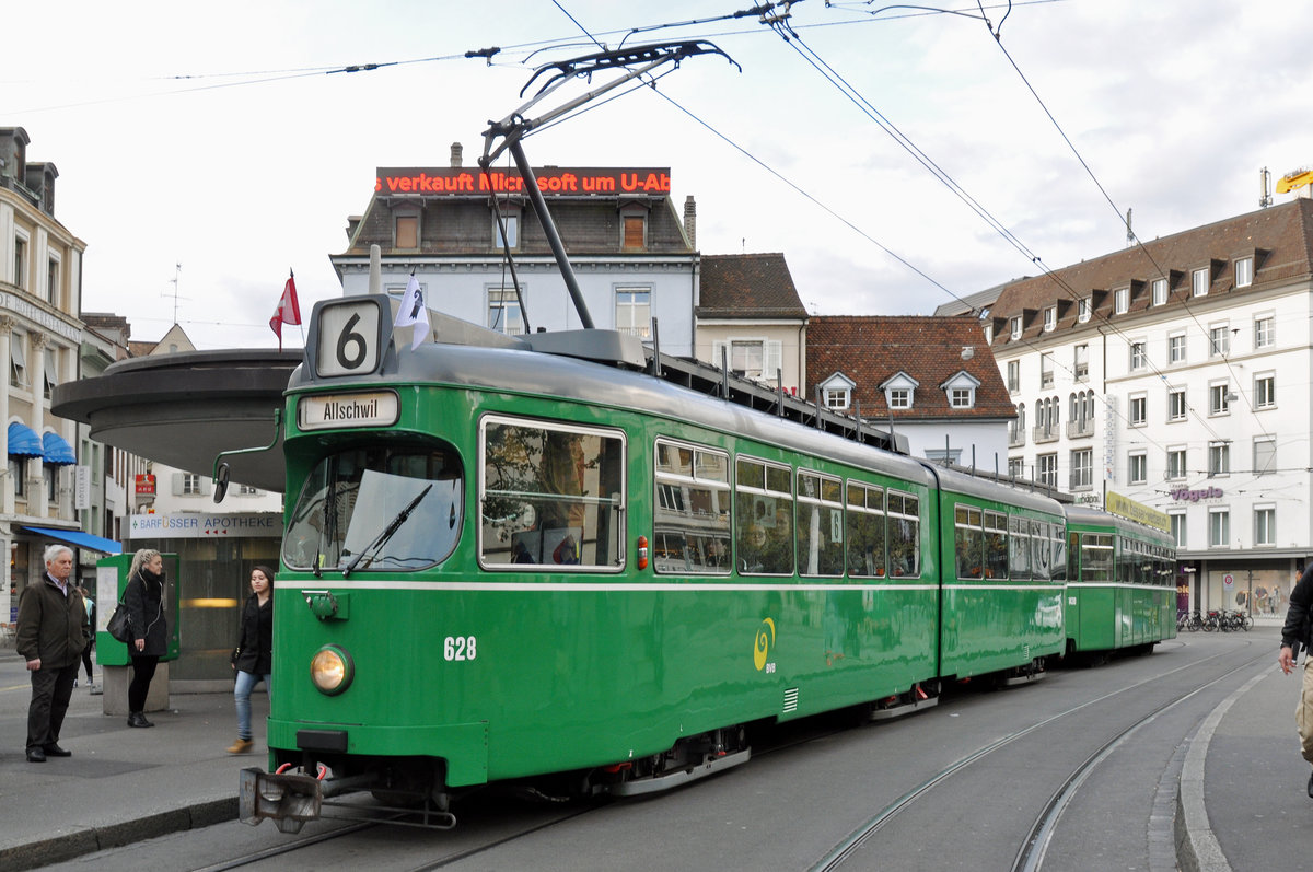 Am 24.April 2016 fand die Abschiedsfahrt für die Düwag, die das Straßenbild seit 1968 prägen, statt. Auf der Linie 6 Kurs 5 wurde der Düwag 628 zusammen mit dem B 1430, der älteste B4 der noch im Linieneinsatz steht, auf die Reise geschickt. Hier bedient die Komposition zum letzten Mal die Haltestelle am Barfüsserplatz. Zum Schluss möchte ich mich bei den beiden Wagenführern ganz herzlich bedanken für ihre Geduld, die sie uns Fotografen entgegenbrachten.
