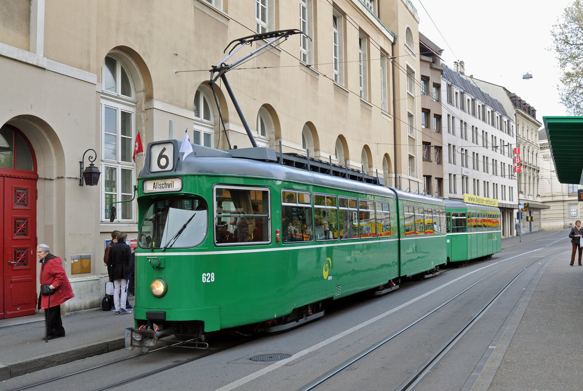 Am 24.April 2016 fand die Abschiedsfahrt für die Düwag, die das Straßenbild seit 1968 prägen, statt. Auf der Linie 6 Kurs 5 wurde der Düwag 628 zusammen mit dem B 1430, der älteste B4 der noch im Linieneinsatz steht, auf die Reise geschickt. Hier bedient die Komposition zum letzten Mal die Haltestelle am Theater. Zum Schluss möchte ich mich bei den beiden Wagenführern ganz herzlich bedanken für ihre Geduld, die sie uns Fotografen entgegenbrachten.