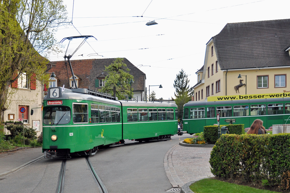 Am 24.April 2016 fand die Abschiedsfahrt für die Düwag, die das Straßenbild seit 1968 prägen, statt. Auf der Linie 6 Kurs 5 wurde der Düwag 628 zusammen mit dem B 1430, der älteste B4 der noch im Linieneinsatz steht, auf die Reise geschickt. Hier wendet die Komposition zum letzten mal an der Endstation in Allschwil. Zum Schluss möchte ich mich bei den beiden Wagenführern ganz herzlich bedanken für ihre Geduld, die sie uns Fotografen entgegenbrachten.