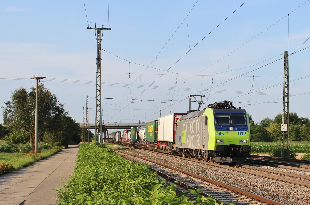 Am 24.Juli 2013 durchfuhr BLS 485 012 mit einer der tglichen ROLA den Bahnhof Mllheim(Baden) in Richtung Basel nach Novara.