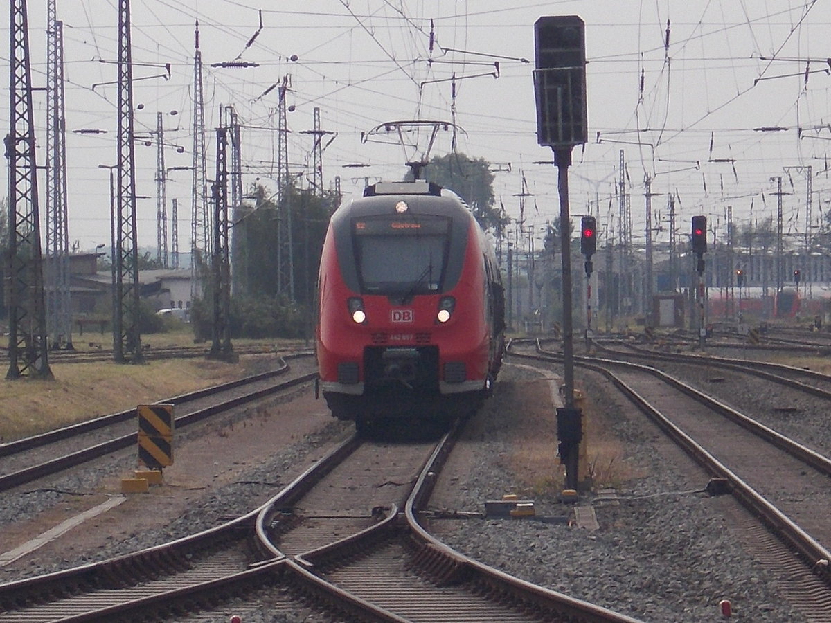 Am 24.Juli 2016 stand der 442 857 in der Rostocker Abstellanlage.Aufnahme vom Bahnsteigende.