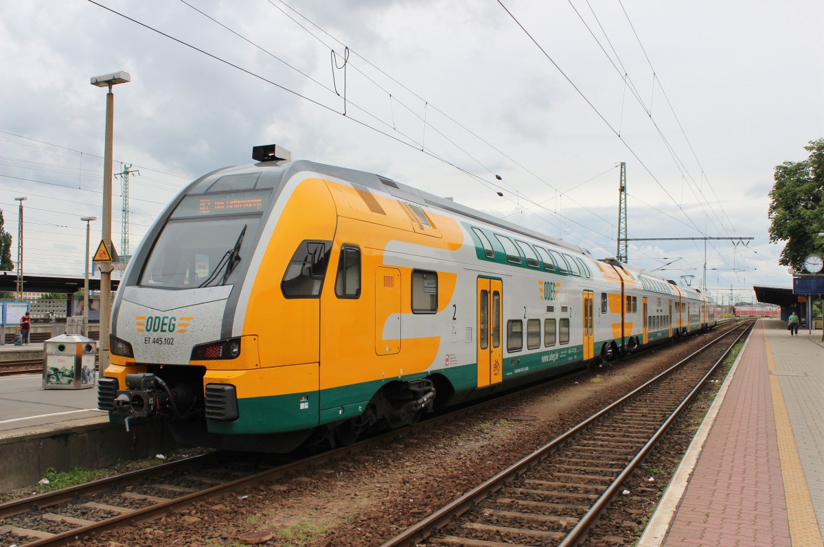 Am 24.Juni 2013 wartete ODEG 445 102 als RE in Cottbus auf die Abfahrt nach Berlin-Lichtenberg.