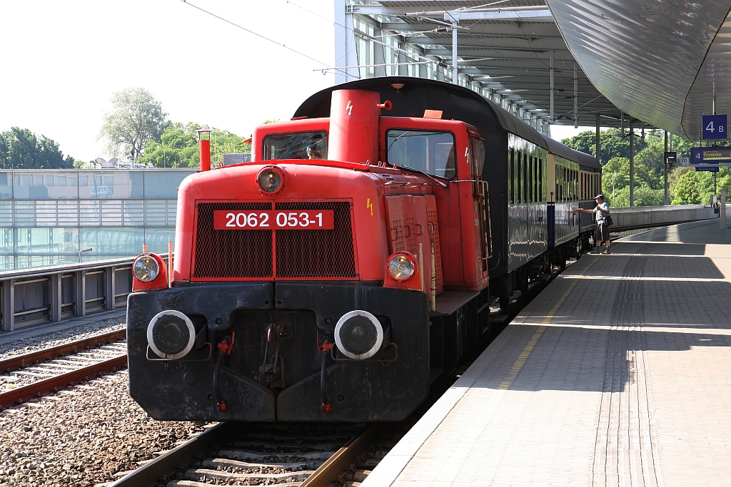 Am 24.Juni 2017 wurde der NostalgieExpress Leiser Berge wieder einmal von der BIF 2062 053-1 geführt. Das Bild zeigt den Zug im Bf. Praterstern kurz vor seiner Abfahrt.