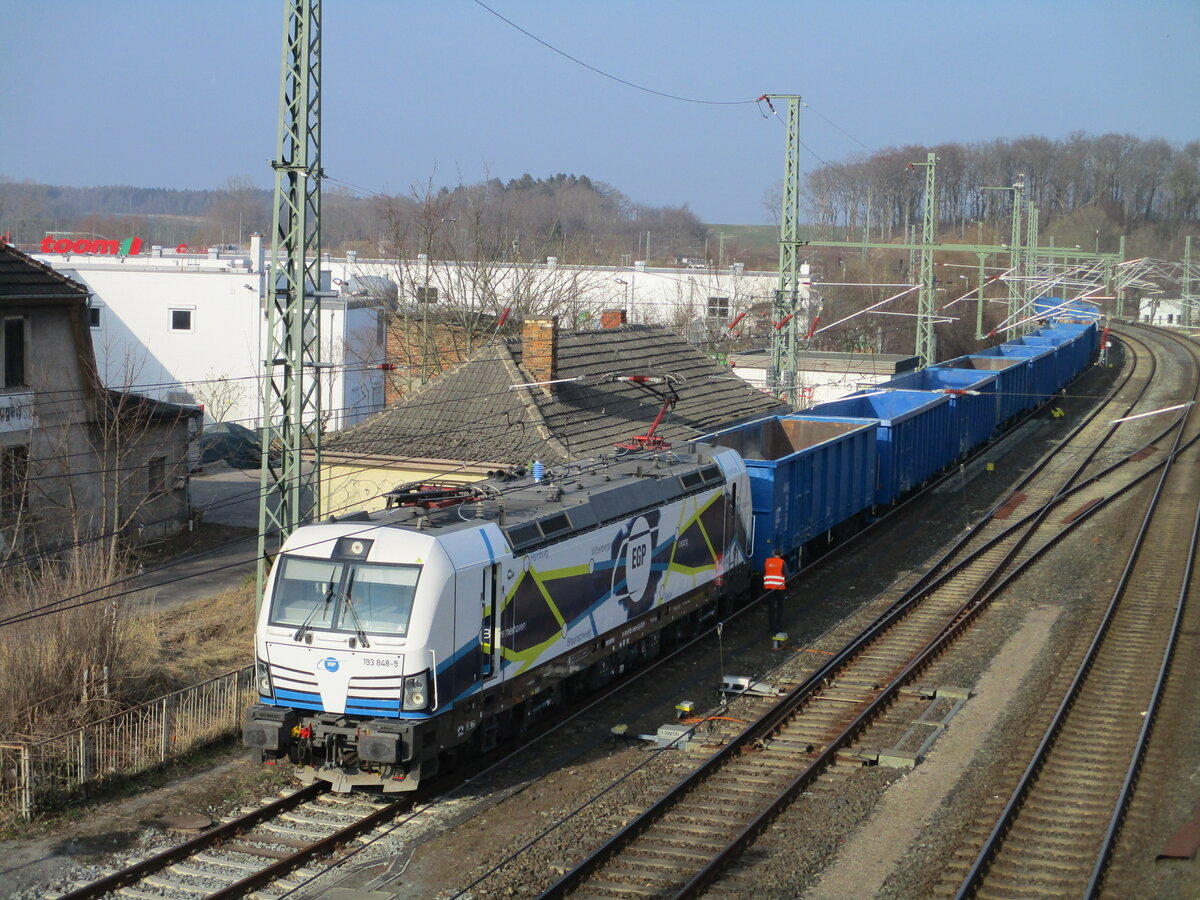 Am 24.März 2022 hatte die EGP 193 848 mehrere Eaos Wagen in Bergen/Rügen abgestellt.