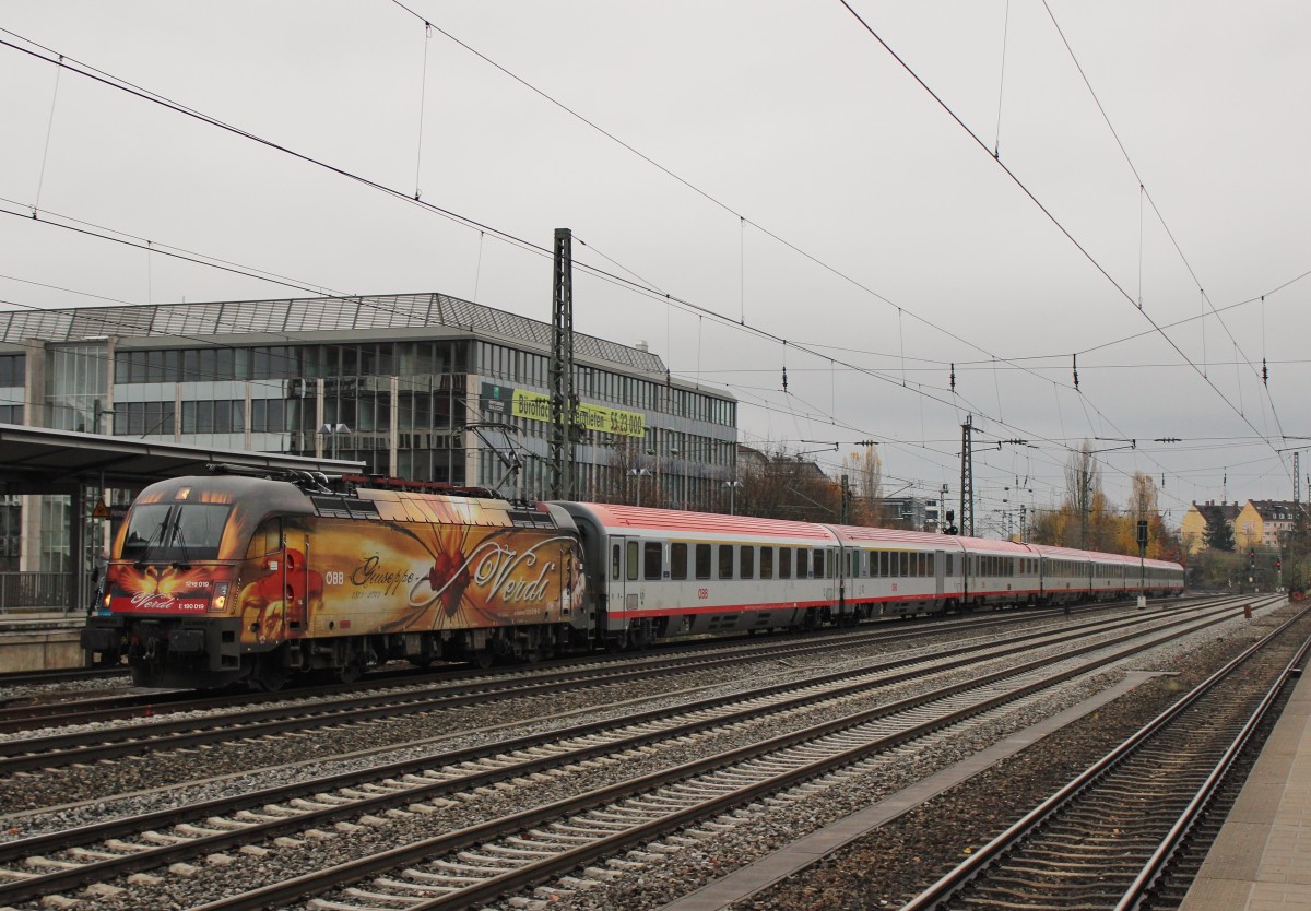 Am 24.November 2013 durchfuhr Wagner/Verdi 1216 019 mit einem EC die S-Bahn Haltestelle Heimeranplatz in Mnchen.