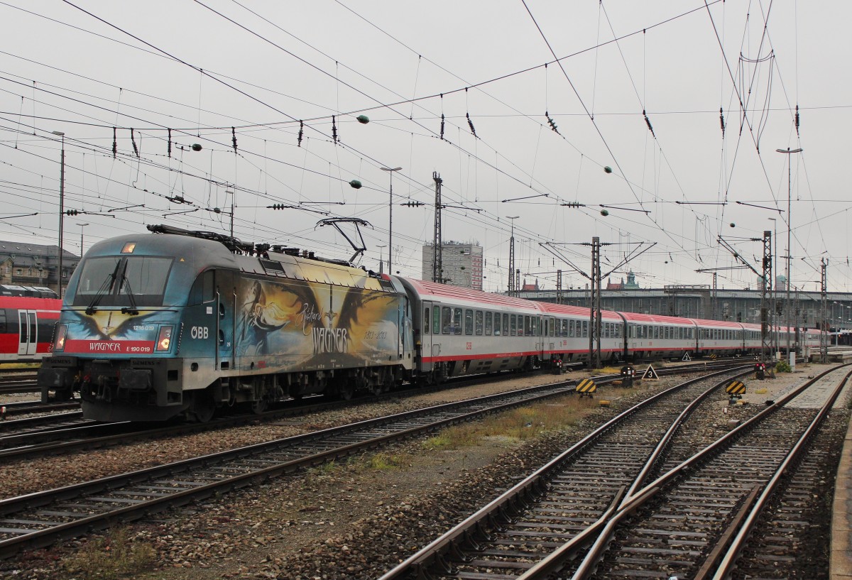 Am 24.November 2013 verlie 1216 019 mit einem EC nach Italien den Mnchener Hbf Richtung Ostbahnhof.