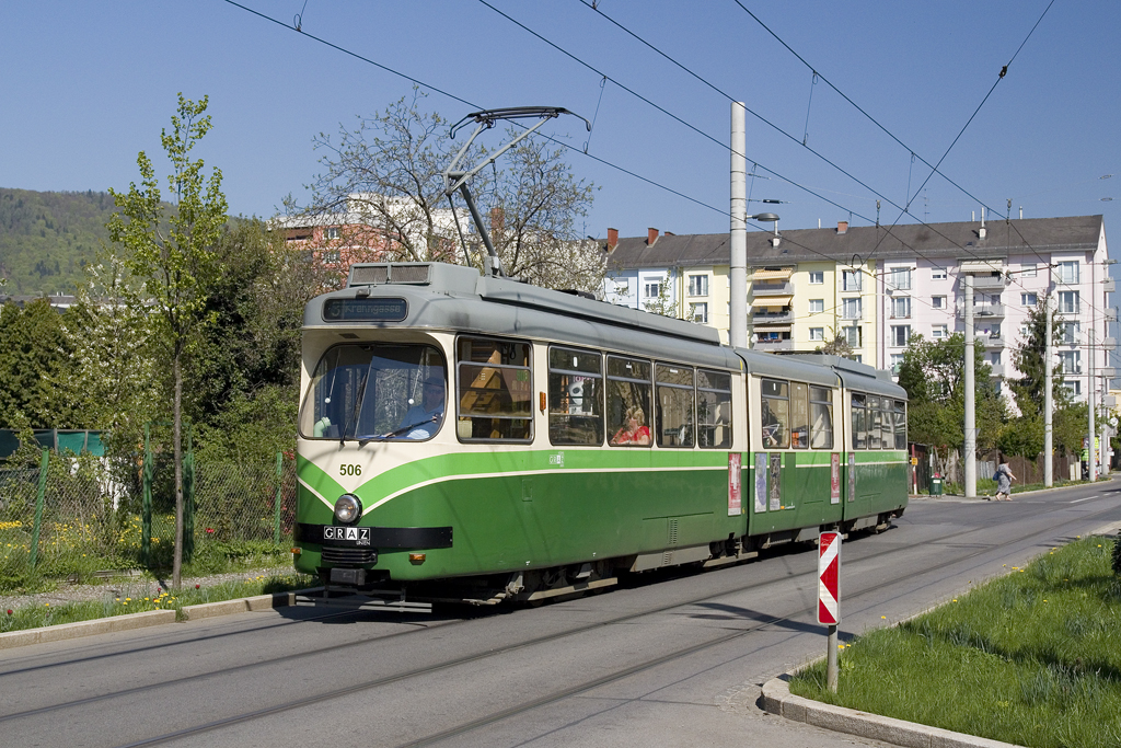 Am 25. April 2013 ist TW 506 auf der Linie 3 in der Asperngasse zu sehen. Die SGP 8-Achser der Serie 500 werden übrigens auch heute noch an Werktagen fallweise eingesetzt. 