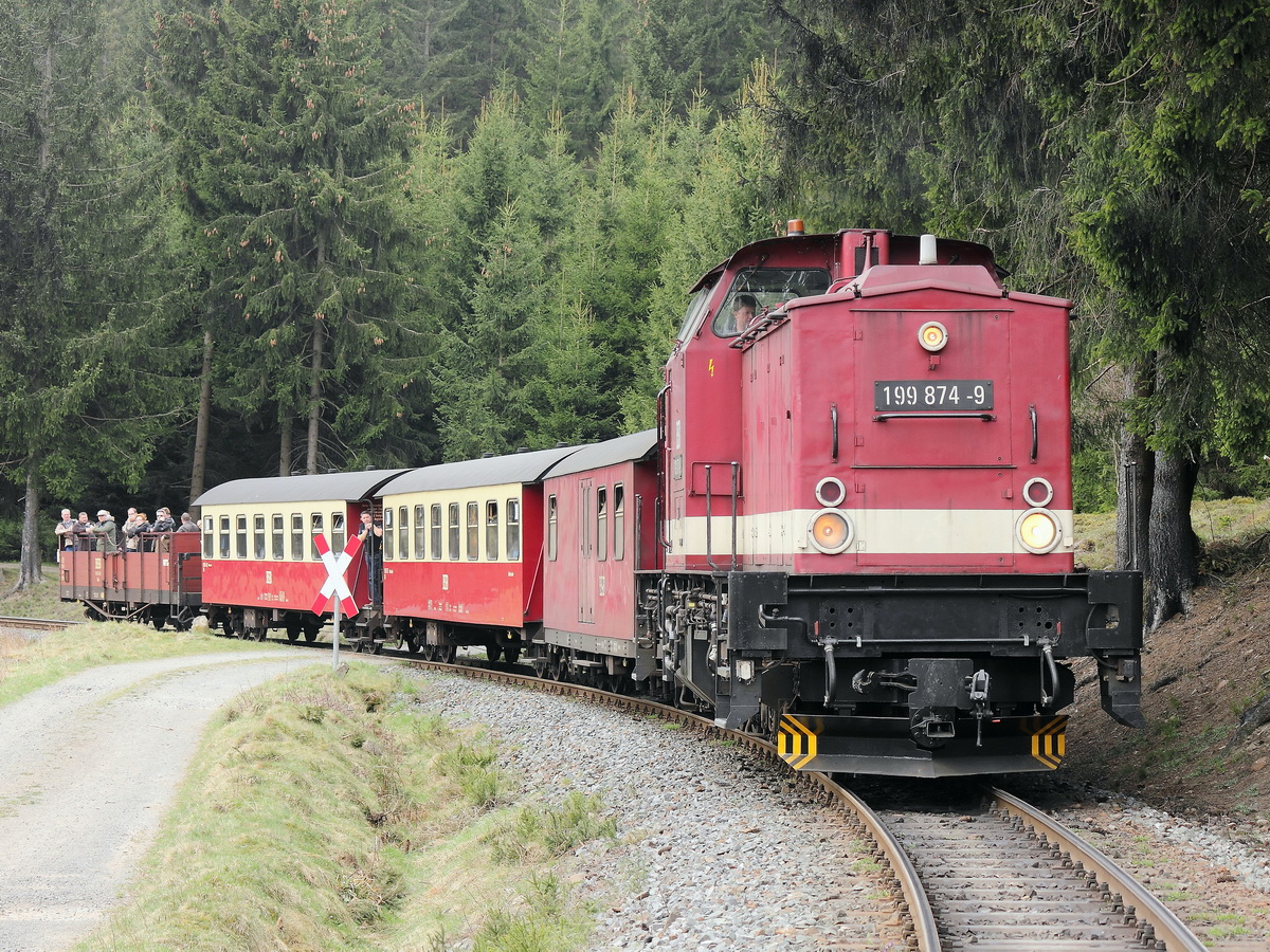 Am 25. April 2015 auf der Strecke zwischen Allerbach und Sorge  fährt 199 874-9 als Sonderfahrt N 89211 in Richtung Brocken. 