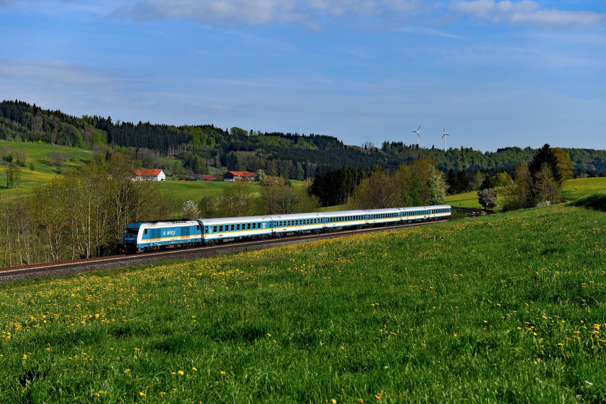Am 25. April 2018 eilte 223 066 mit ihrem ALX 84132 nach Lindau mit Zugteil nach Oberstdorf durch das Oberallgäu. Bei Ellenberg gelang diese Aufnahme.