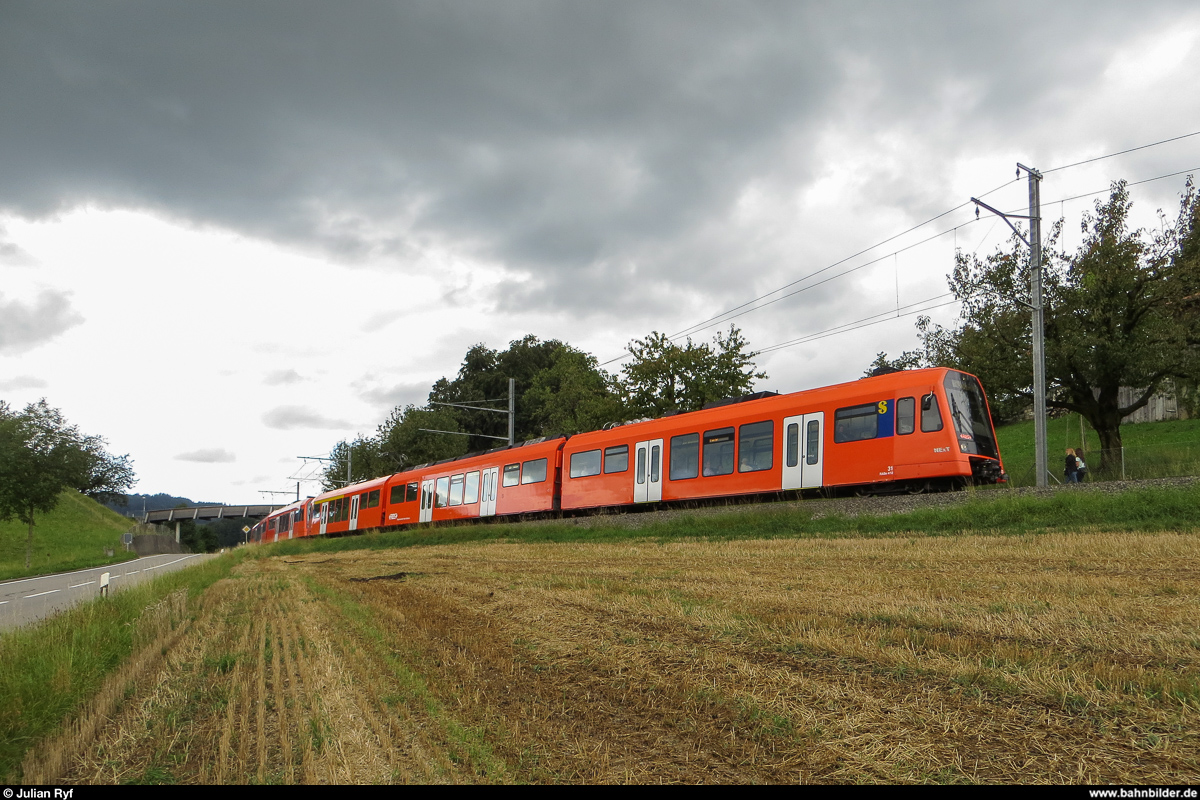 Am 25. August 2013 feierte der RBS 100 Jahre Worblentalbahn mit Feierlichkeiten entlang der ganzen Strecke von Bern nach Worb. Der normalerweise am Wochenende gefahrene Halbstundentakt wurde zu einem Viertelstundentakt verdichtet und die Züge alle mit Doppeltraktionen gefahren. Zum Einsatz kamen alle derzeit beim RBS eingesetzten Fahrzeugtypen, so auch die hauptsächlich auf den RE Bern-Solothurn eingesetzten RABe 4/12  NExT  von Stadler Rail. Hier verlässt NExt 31 mit einem Schwesterfahrzeug gerade die Haltestelle Vechigen.