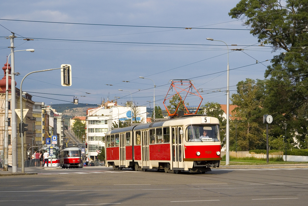 Am 25. August 2019 ist Tatra K2YU 1123 am Moravské náměstí als Linie 5 in Richtung Ústřední hřbitov unterwegs. 