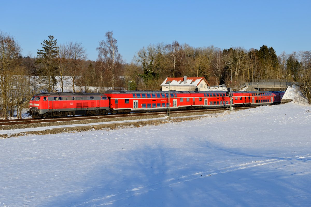 Am 25. Februar 2018 war die 218 415 für die Beförderung des RE 57512 nach Füssen eingeteilt. Bei Kottgeisering konnte ich die Leistung am ehemaligen Bahnwärterhäuschen und der alten Stampfbetonbrücke aufnehmen.