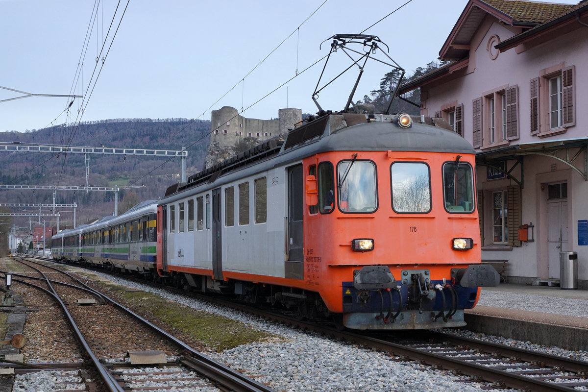 Am 25. Februar 2020 wurden die ehemaligen Voralpen-Expresswagen A 718, A 715, B 730 sowie B 726 mit dem DSF BDe 537 176 von der Klus bei Balsthal, wo sie wegen dem Bahnstreik in Frankreis zwischengelagert wurden, nach Vallorbe überführt.
Foto: Walter Ruetsch
