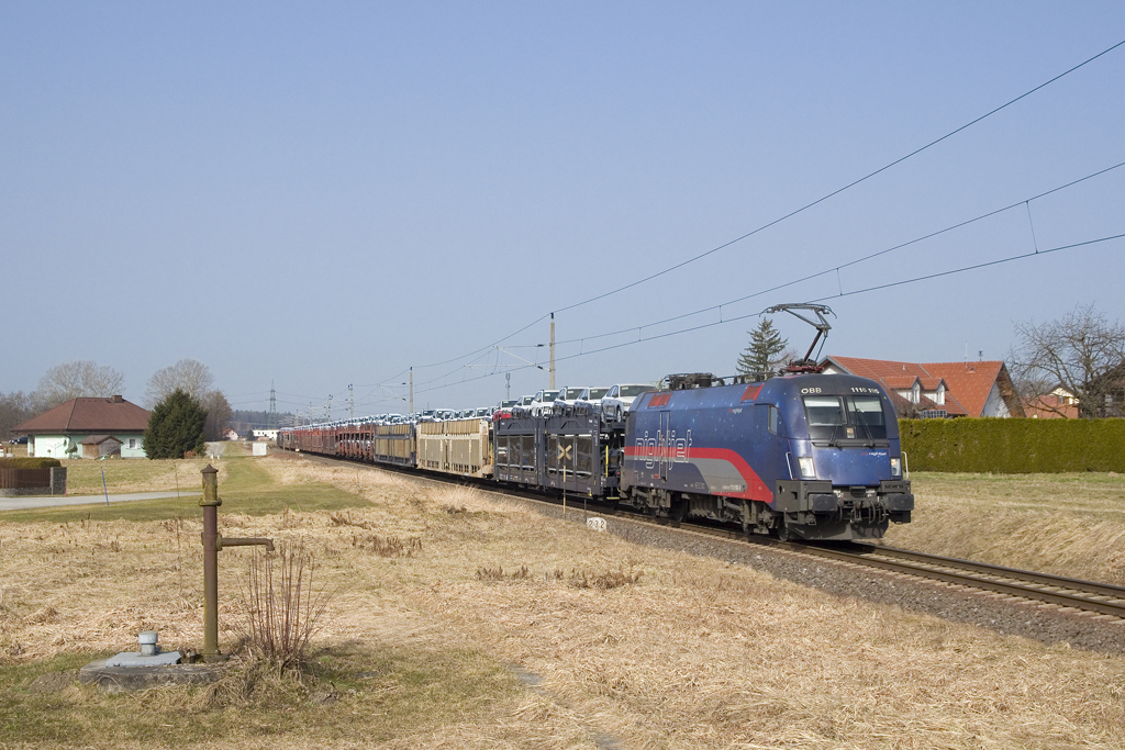 Am 25. Februar 2021 ist 1116 195 mit einem Autozug bei Neudorf ob Wildon unterwegs. 
