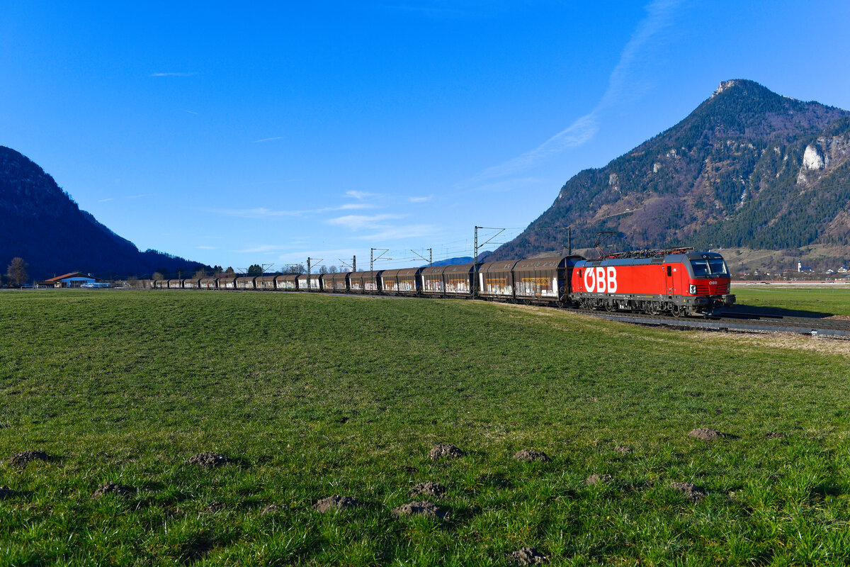 Am 25. Februar 2024 konnte ich bei Niederaudorf im Inntal die 1293.090 mit dem sogenannten  Lamborghini-Zug  fotografieren. In den Schiebewandwaggons der Gattung Laaiims werden die Karossen des Lamborghini Urus vom Volkswagenwerk Mosel bei Zwickau nach Modena in Norditalien zur Endfertigung transportiert. Nach meinen Beobachtungen fährt dieser Zug einmal pro Woche und legt in Treuchtlingen eine längere Pause ein. Am Sonntag geht es dann von dort aus weiter in Richtung Italien. 