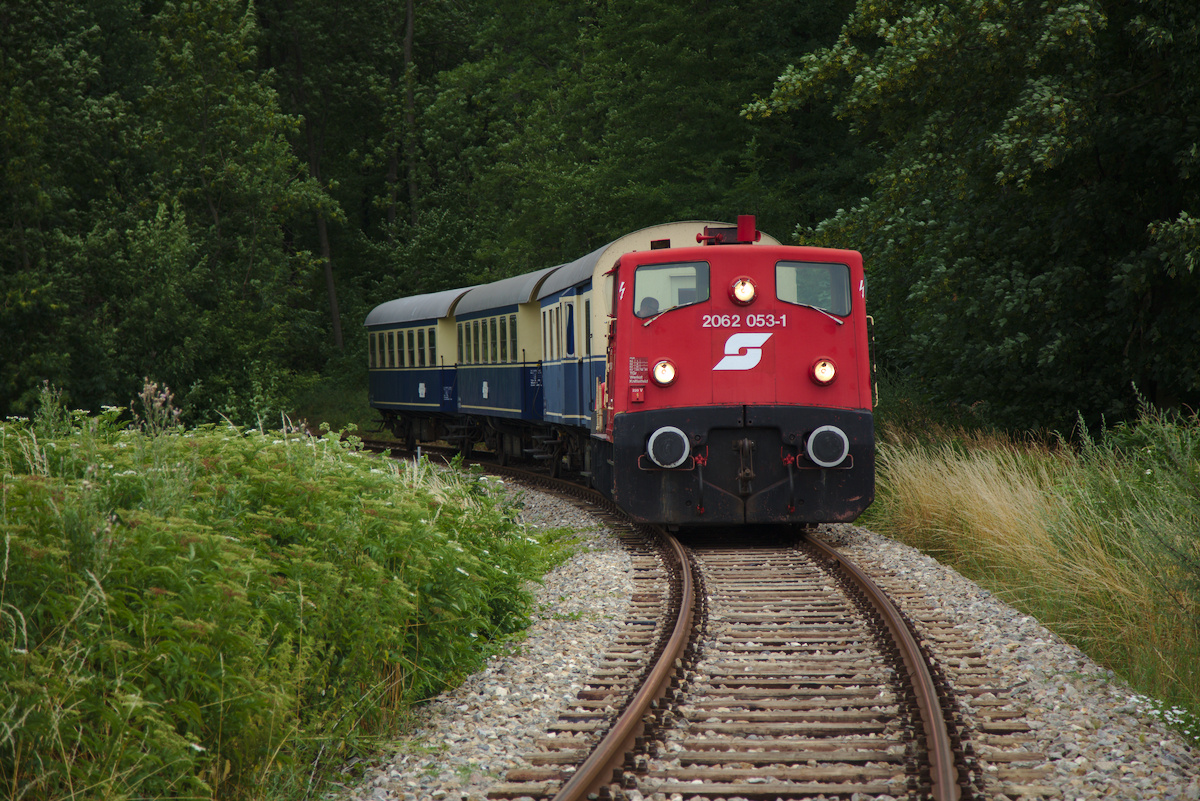 Am 25. Juli und 01. August bespannte die 2062 053 den Nostalgieexpress Leiser Berge. Hier zu sehen ist die 2062 mit ihrem weiß-blauen Dreiwagenzug zwischen Ernstbrunn und Simonsfeld-Naglern auf einer Pendelfahrt für Fotografen. (25.07.2015)