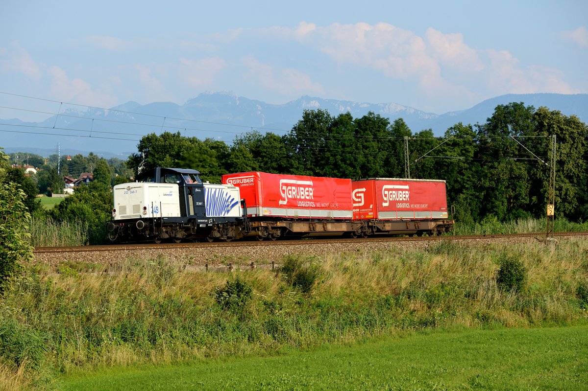 Am 25. Juli 2014 überraschte mich dann noch diese Leistung: 212 249 von Lokomotion fuhr mit einem modellbahngerecht kurzen Zug des kombinierten Ladungsverkehrs Richtung München. Vermutlich handelte es sich dabei um eine Schadwagen-Überführung. Jedenfalls schön, das  Clärchen  in freier bayerischer Wildbahn mit Blick auf die Kampenwand und den Maibaum von Großkarolinenfeld abzulichten zu können.